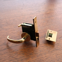 真鍮　極小レバーハンドル・空錠付き　磨き