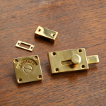 アンティーク調金具　MB-411 真鍮鋳物　トイレ表示付ラッチ錠